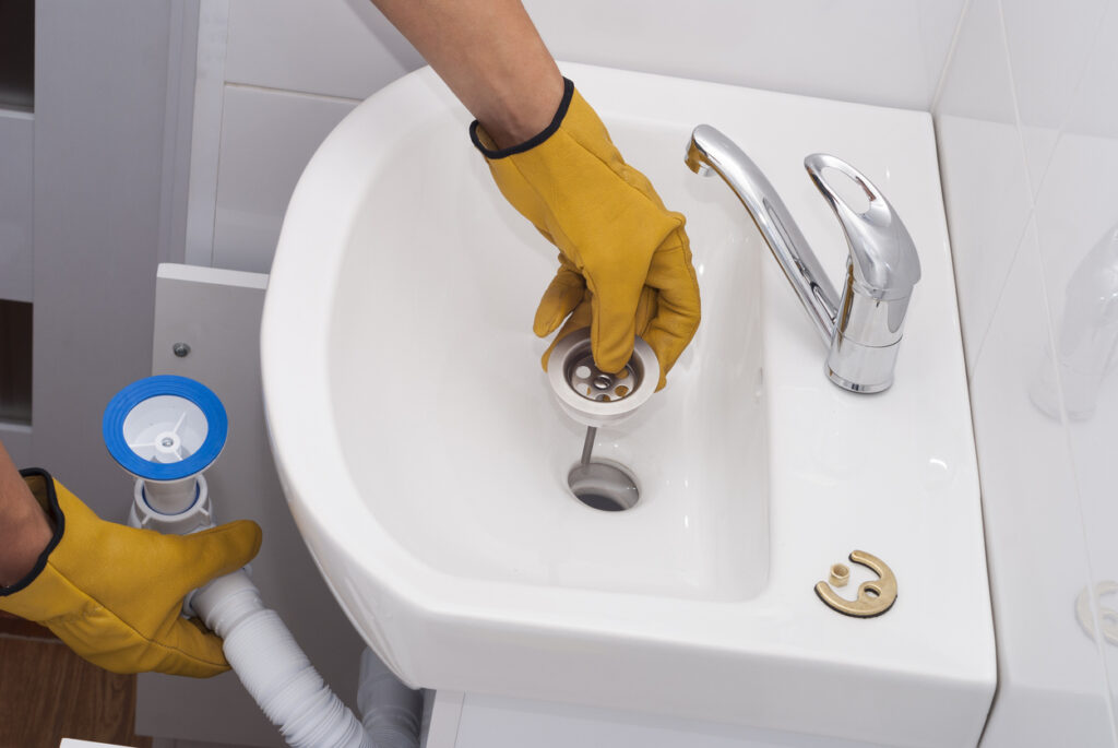 plumber-installs-new-siphon