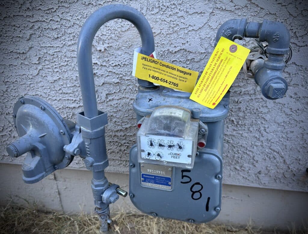 Medidor de gas de Southwest Gas bloqueado con candado y etiquetas de advertencia por posible fuga