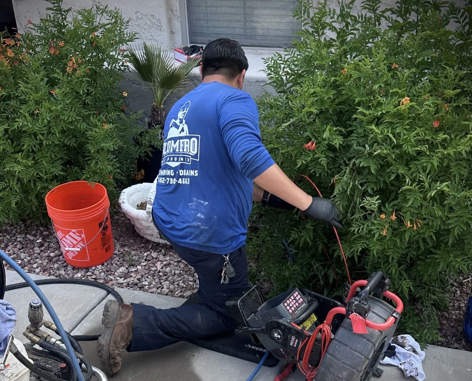 Plomero inspeccionando fuga de agua para reclamo de seguro de casa en Phoenix