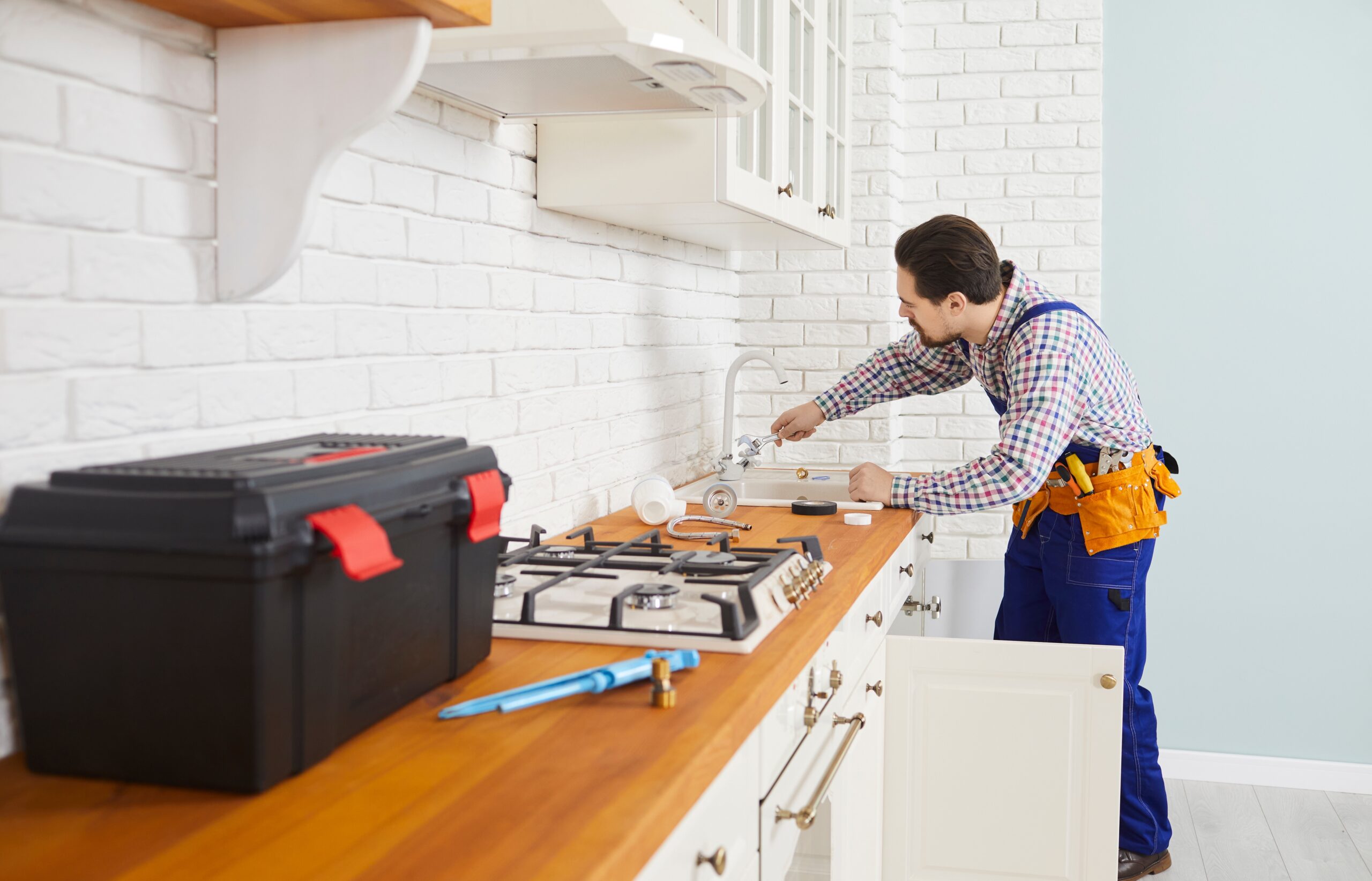 Servicios de plomería explicados: Reparaciones de emergencia, precios y qué deben esperar los propietarios